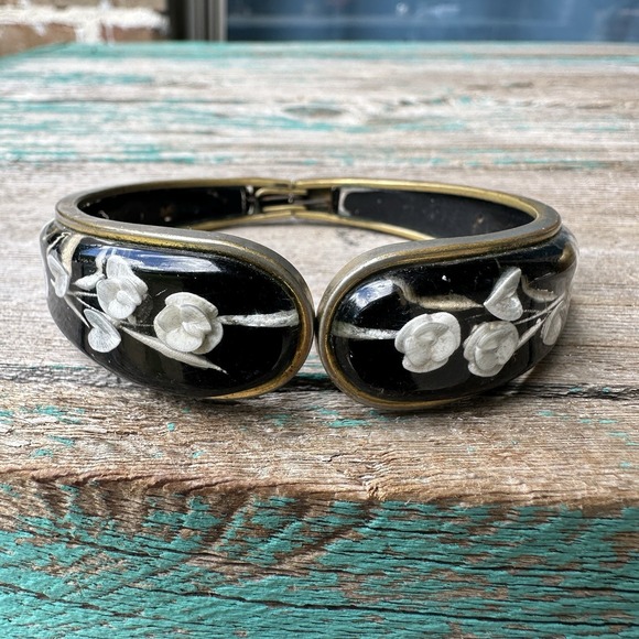 VTG Retro Cuff Clamper‎ Bracelet Size 7 Acrylic Clear White Black Flowers Brass - Picture 1 of 6